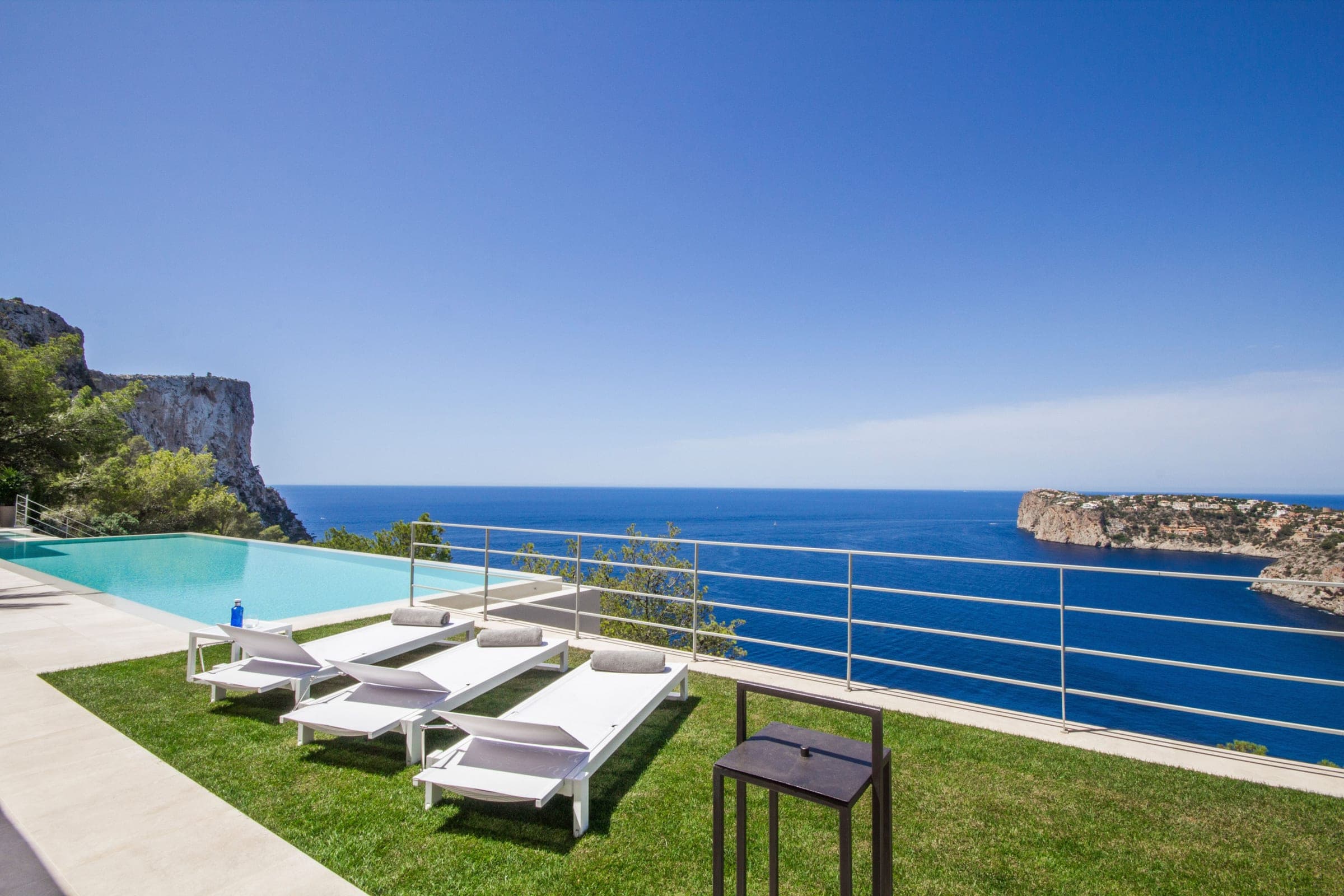 Infinity pool with sea view on the coast of Mallorca
