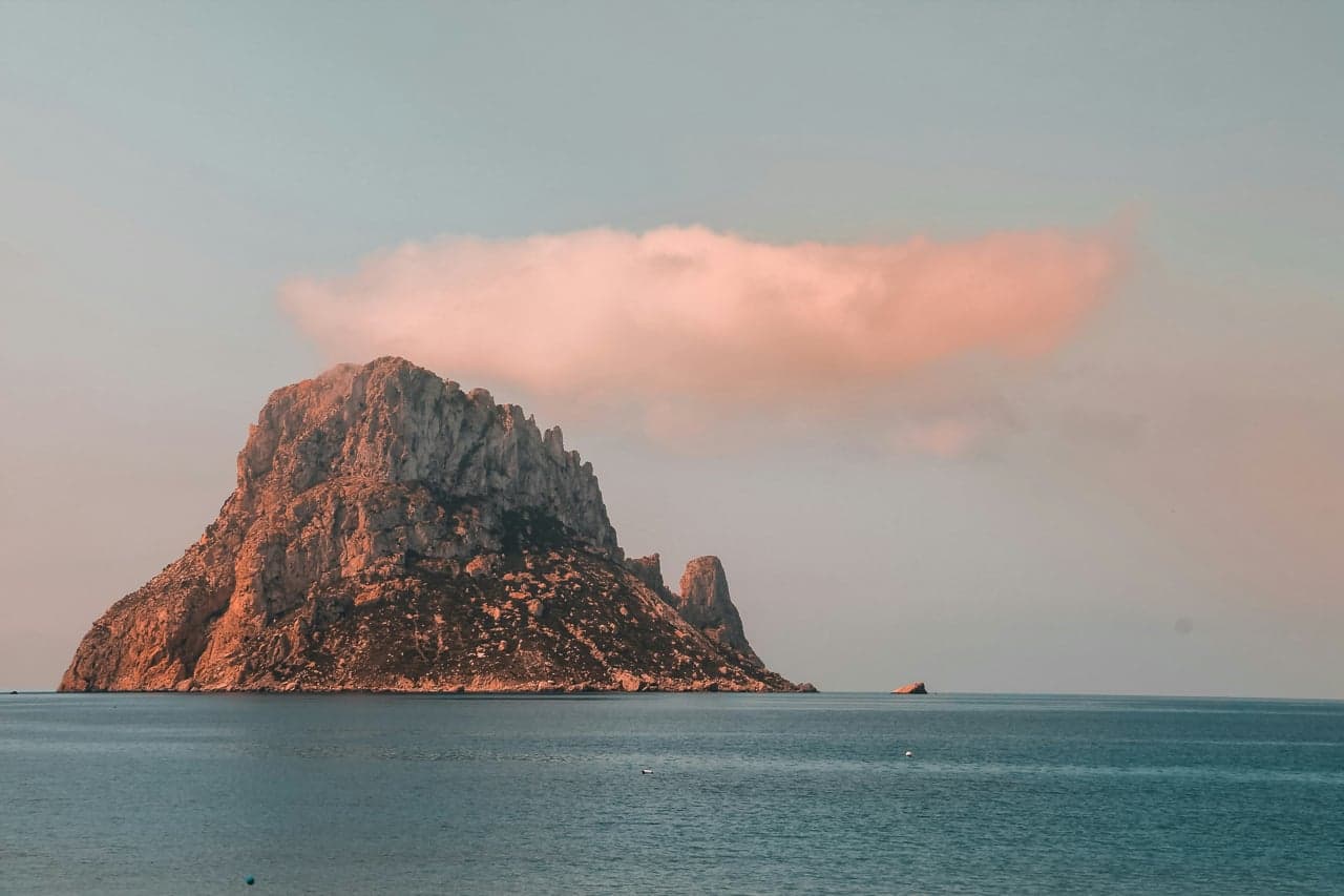 Boat trip Ibiza west coast: view from the boat towards Es Vedrà