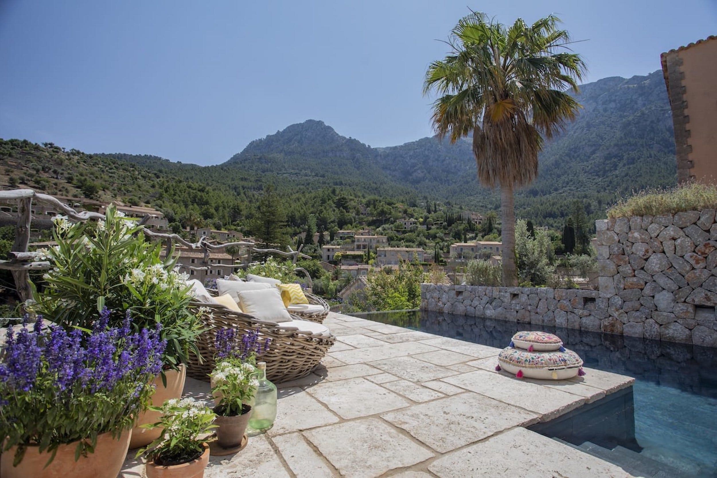 Tassa di soggiorno Mallorca: la piscina di una finca a Deià affacciata sulle montagne della Tramuntana.